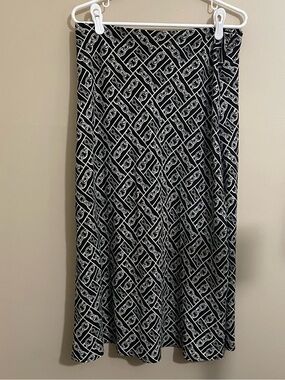 Meg & Margot Women's Black, White & Gold Geometric Chain Print Midi Skirt